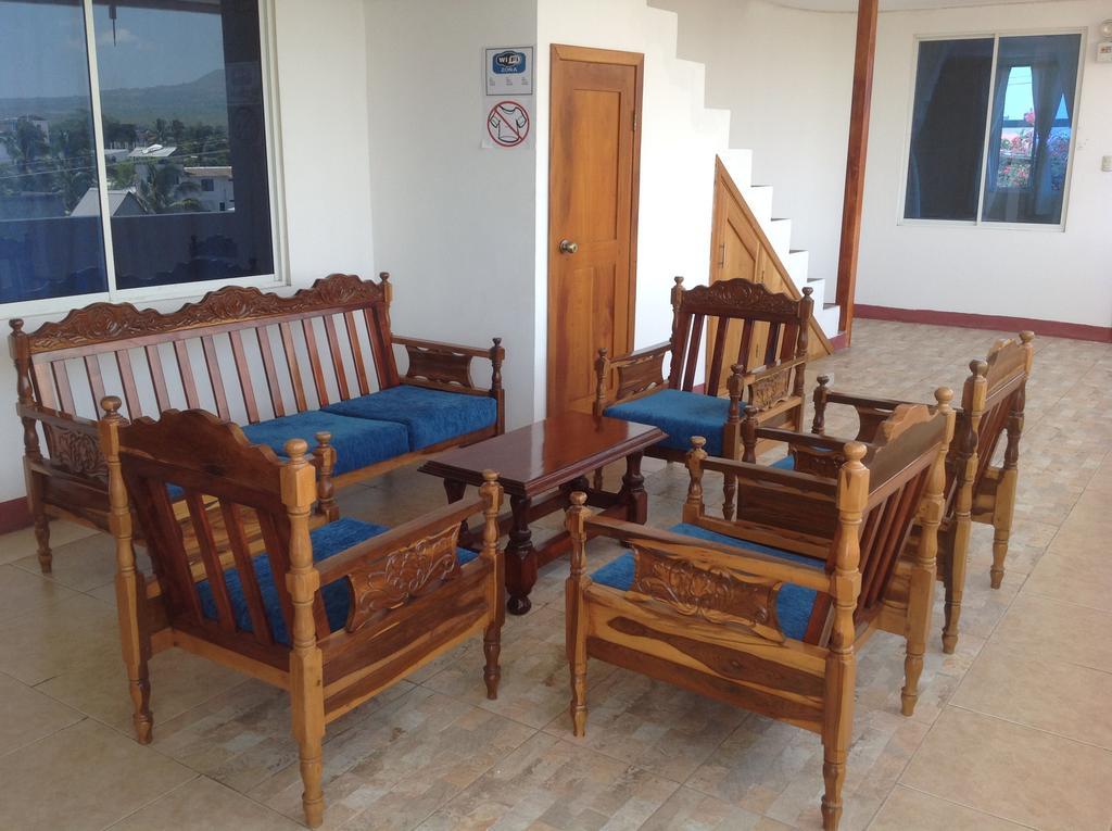 Gloria - Galapagos Inn Puerto Ayora  Exterior photo